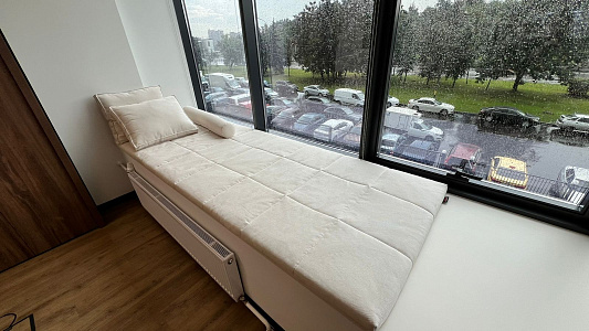 Светлый бежевый матрасик, подушки и валик на подоконник на окно для зоны отдыха. Отзыв клиента Гливер, рейтинг 5 звезд. 